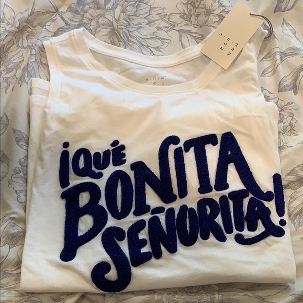 Que bonita senorita Flowy white tank